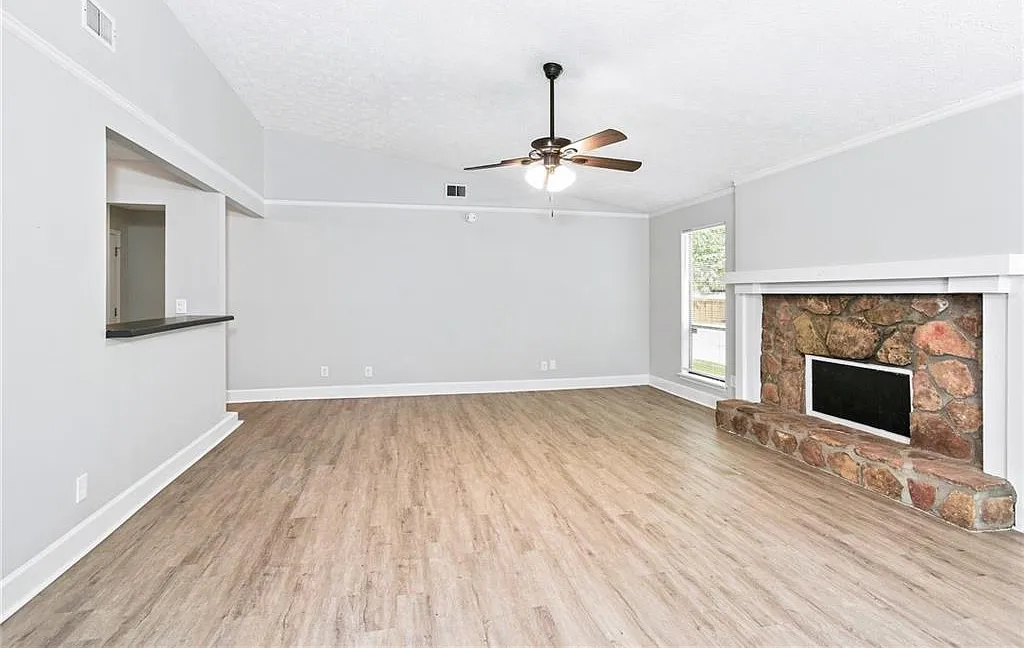 3 bed, 2.0 bath, 1584 sqft, $2,440 — Photo 4