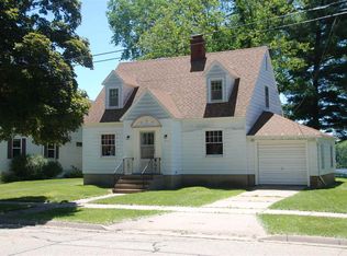 626 W Edgewater St, Portage, WI 53901