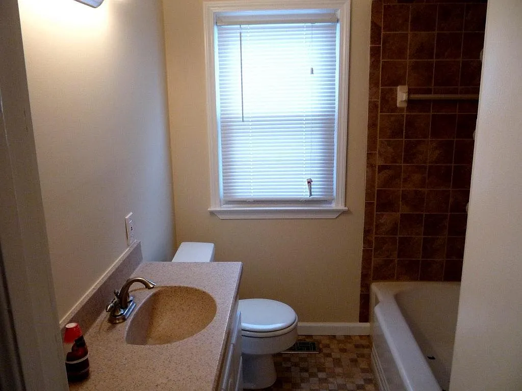 3 bed, 900 sqft, $1,350 — Photo 3