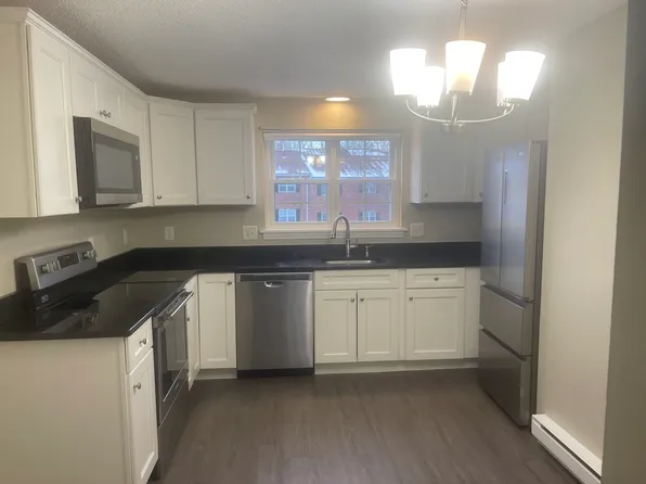 17 Maple Crest Cir, Holyoke, MA