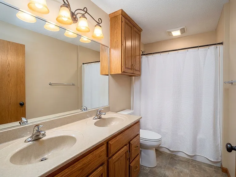 1826 S Grange Ave — Photo 3