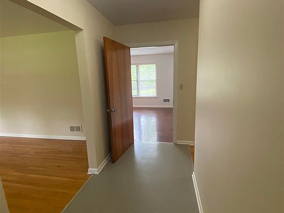 2nd image of 1006 Ivanhoe Rd