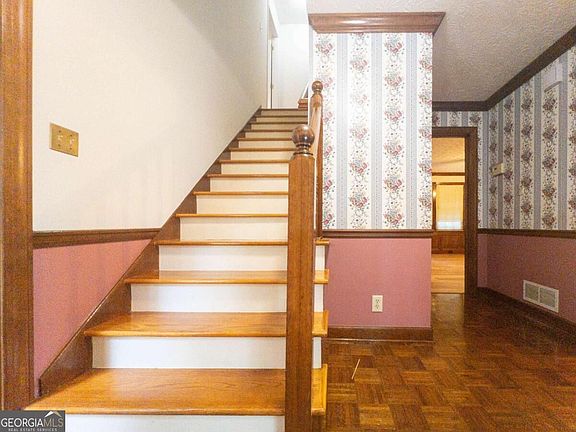 4th image of 965 Millbrook Ct