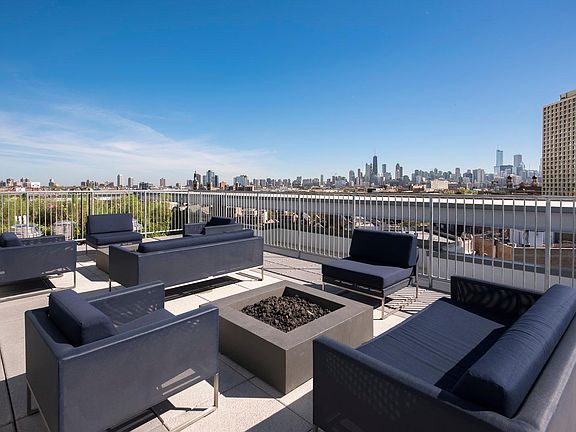 5th image of 1341 N Milwaukee Ave #212