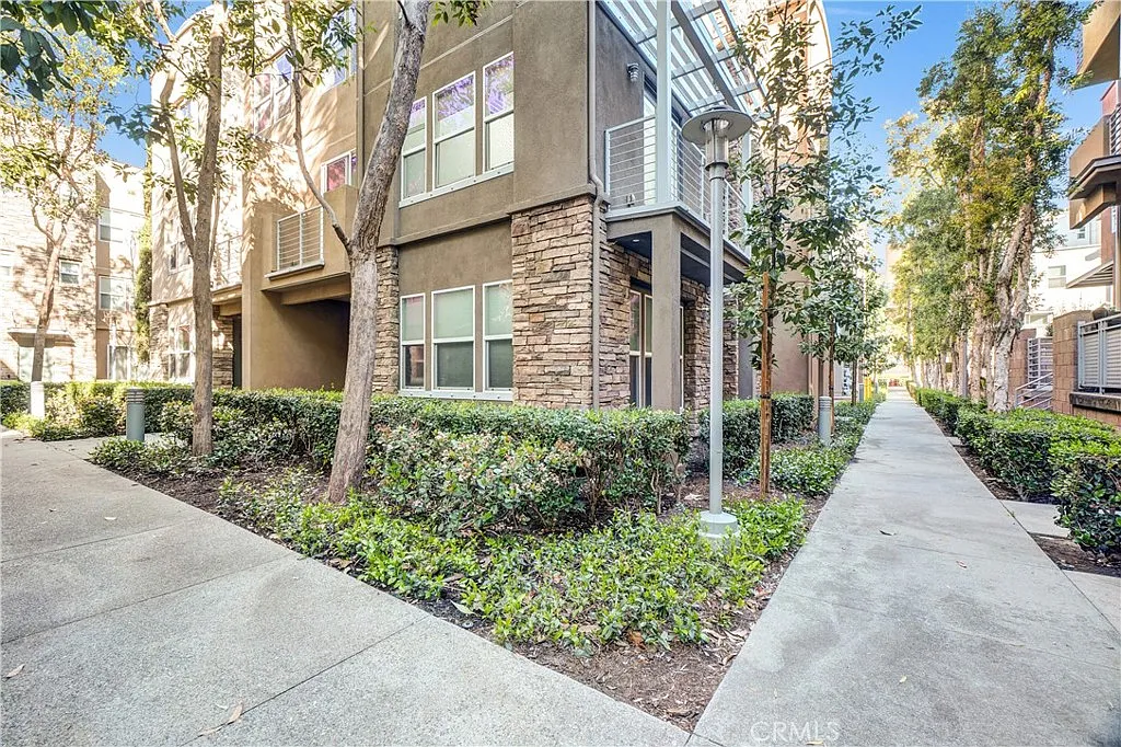 2 bed, 3.5 bath, 1829 sqft, $4,300 — Photo 2