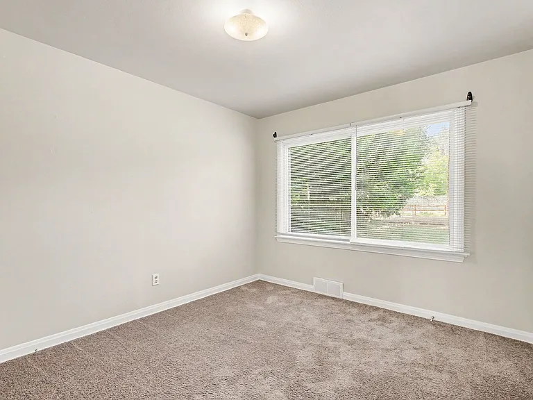 912 E Lasalle St — Photo 11
