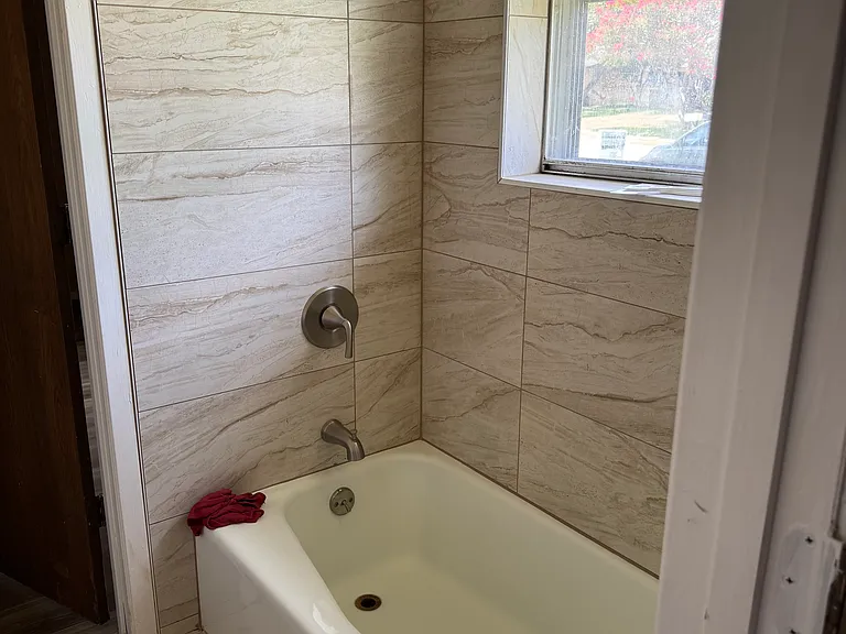 1422 Kingsbridge Dr — Photo 3