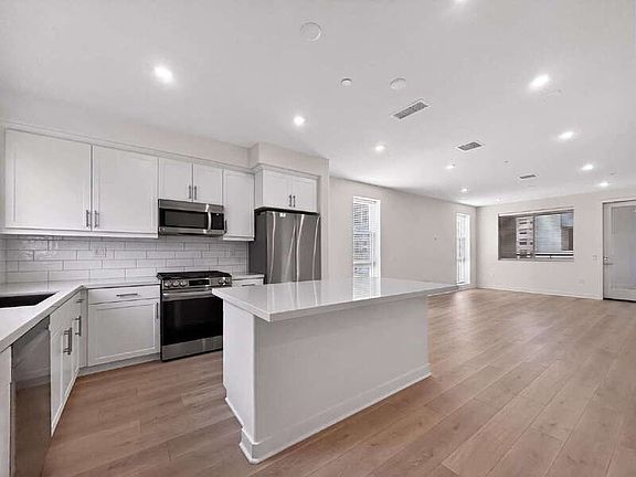 2nd image of 1814 E 1st St Unit 300