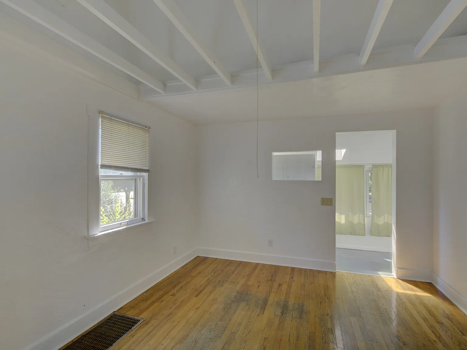 3 bed, 867 sqft, $2,800 — Photo 2