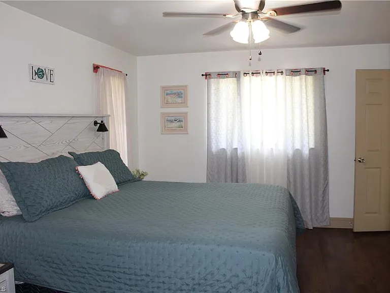 1025 NE Van Loon Ln — Photo 17