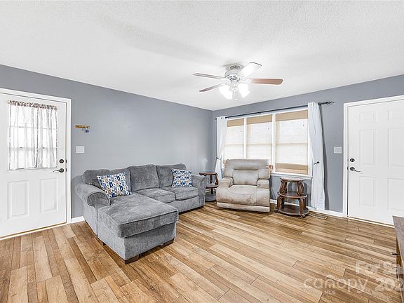 4th image of 123 Southglenn Dr