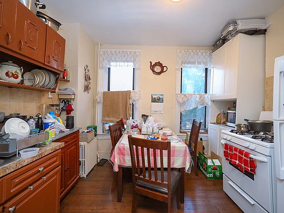 4th image of 463 52nd St #463