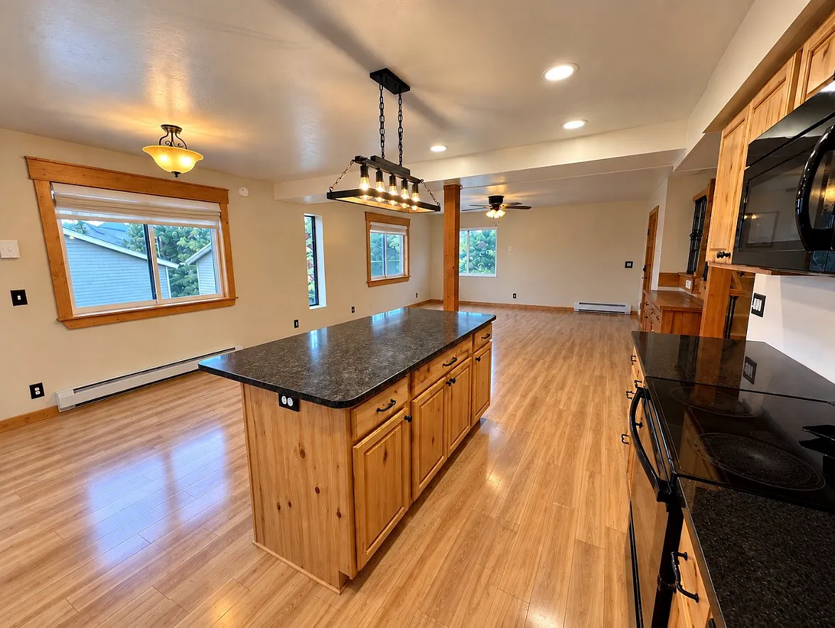 3 bed, 2.5 bath, 1329 sqft, $3,500 — Photo 3