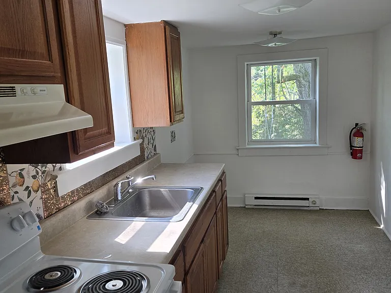 Kitchen showing area for table/chairs