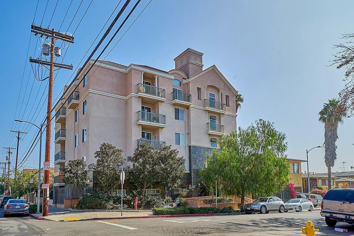 3 bed, 1250 sqft, $3,300 — Photo 1