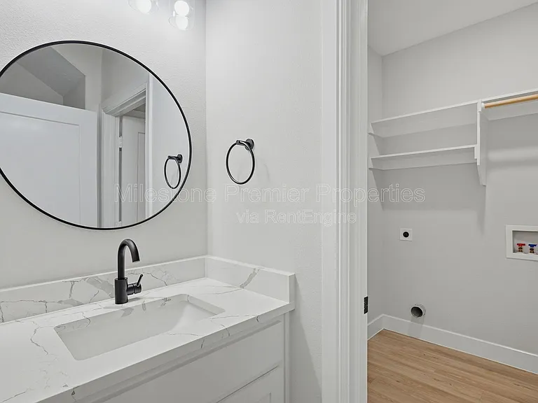 931 W Collins St — Photo 22