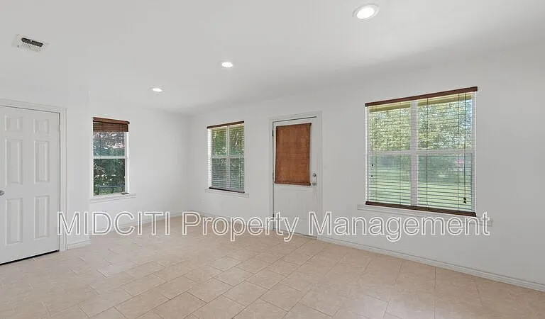 1233 Hollyhock Ln — Photo 14