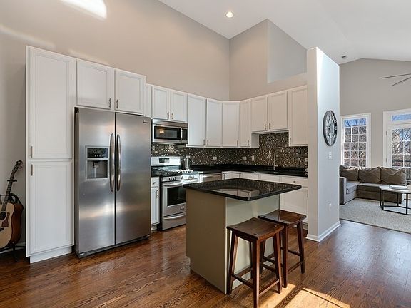 5th image of 1528 N Claremont Ave #3S