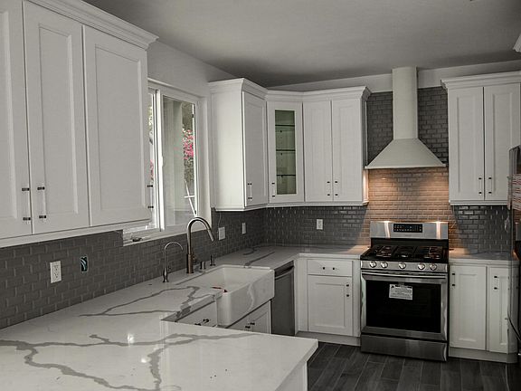 3rd image of 11077 Emelita St