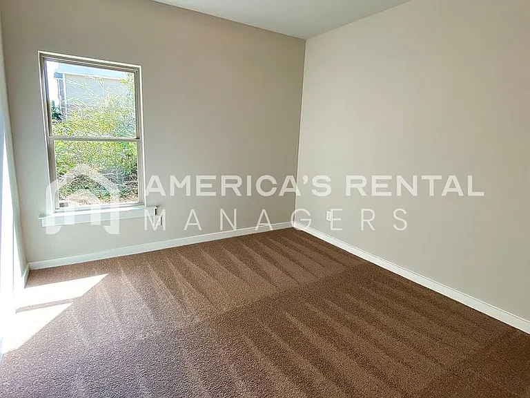 489 Andrew Dr — Photo 11