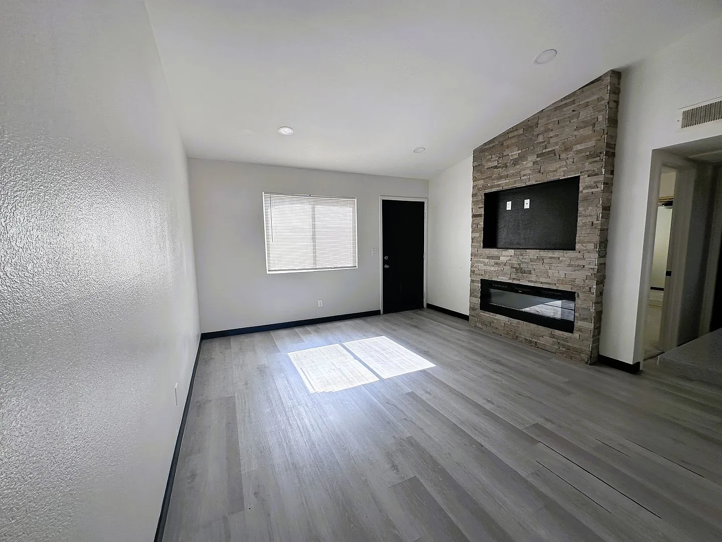 Beautifully Renovated Townhome with Private Yard & Modern Finishes — Photo 4