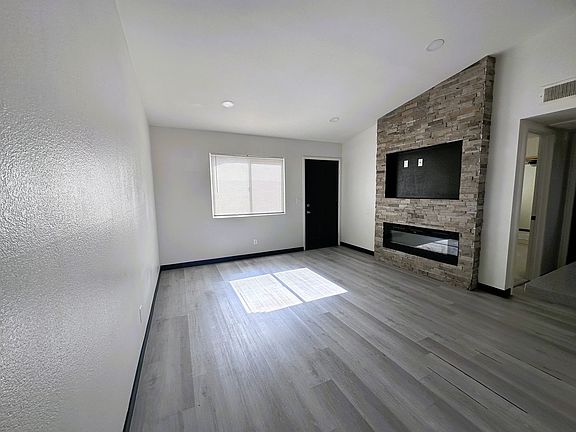 4th image of 328 Linn Ln