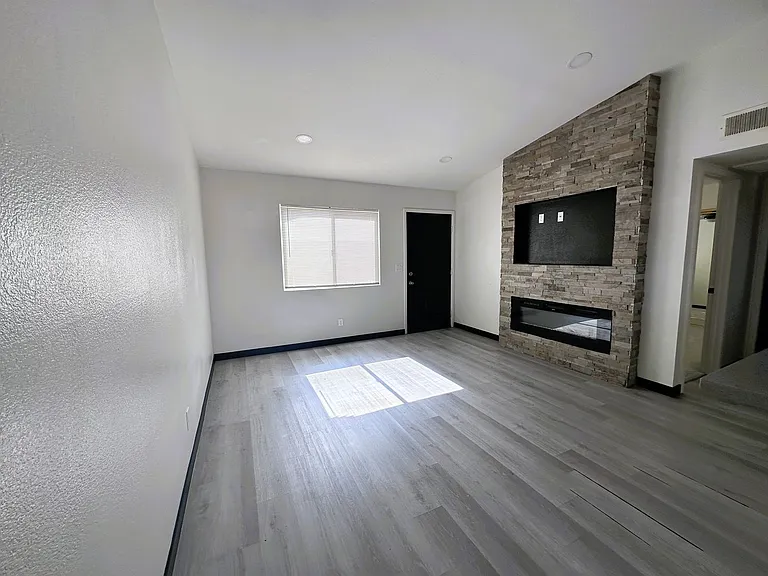 328 Linn Ln — Photo 2