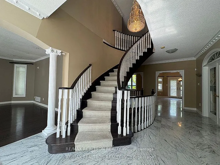21 Goldring Cres — Photo 3