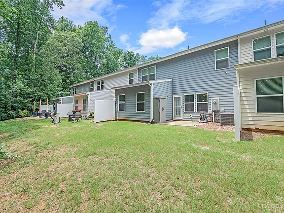 3rd image of 3144 Graceland Cres