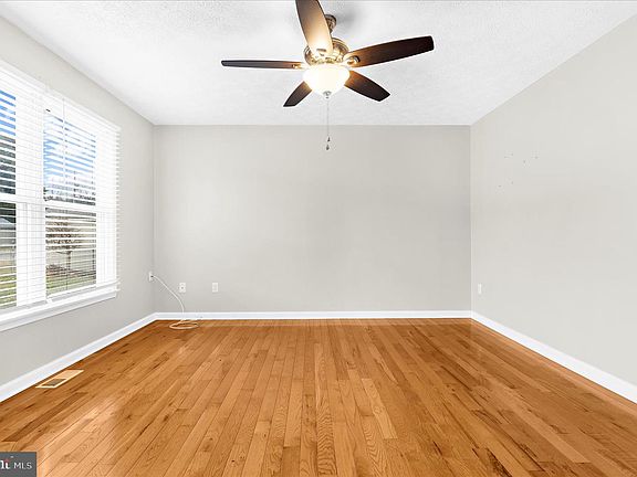 3rd image of 10 Owen Ct