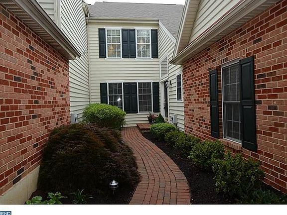 2nd image of 15 Fenwyck Cir