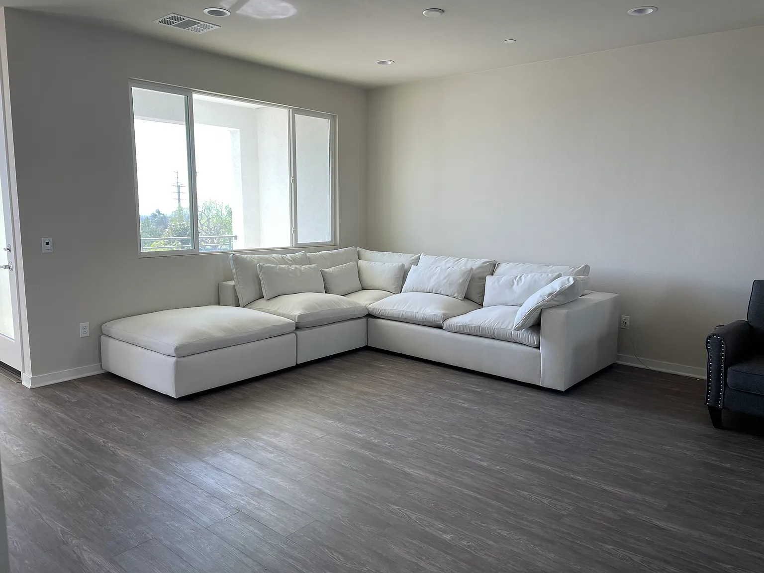 3 bed, 3.5 bath, 1922 sqft, $3,900 — Photo 2