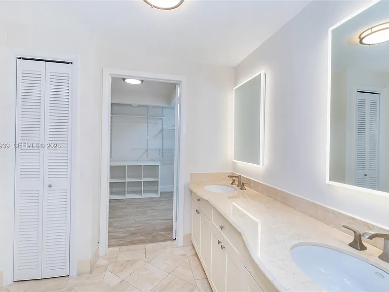 310 Harbor Ct — Photo 16