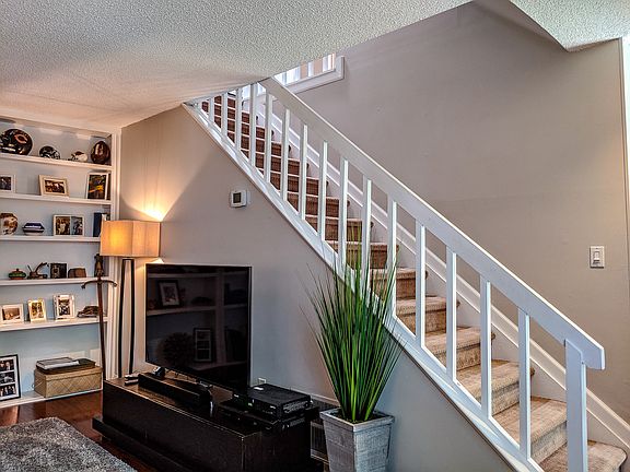 3rd image of 205 Springmeadow Dr Unit L