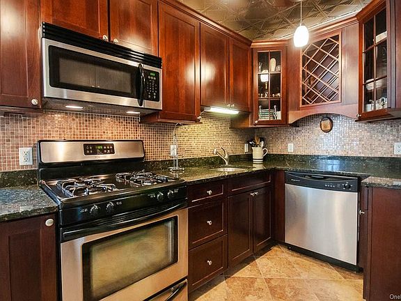 2nd image of 10 Bryant Cres APT 1n