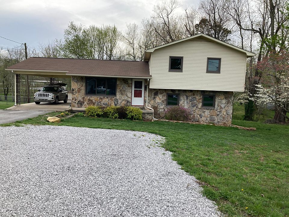 Tri-level w/ carport & extra parking