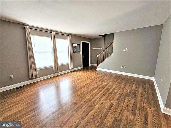 3rd image of 104 S Oak Cliff Ct