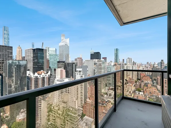 100 United Nations Plaza image 8 of 15