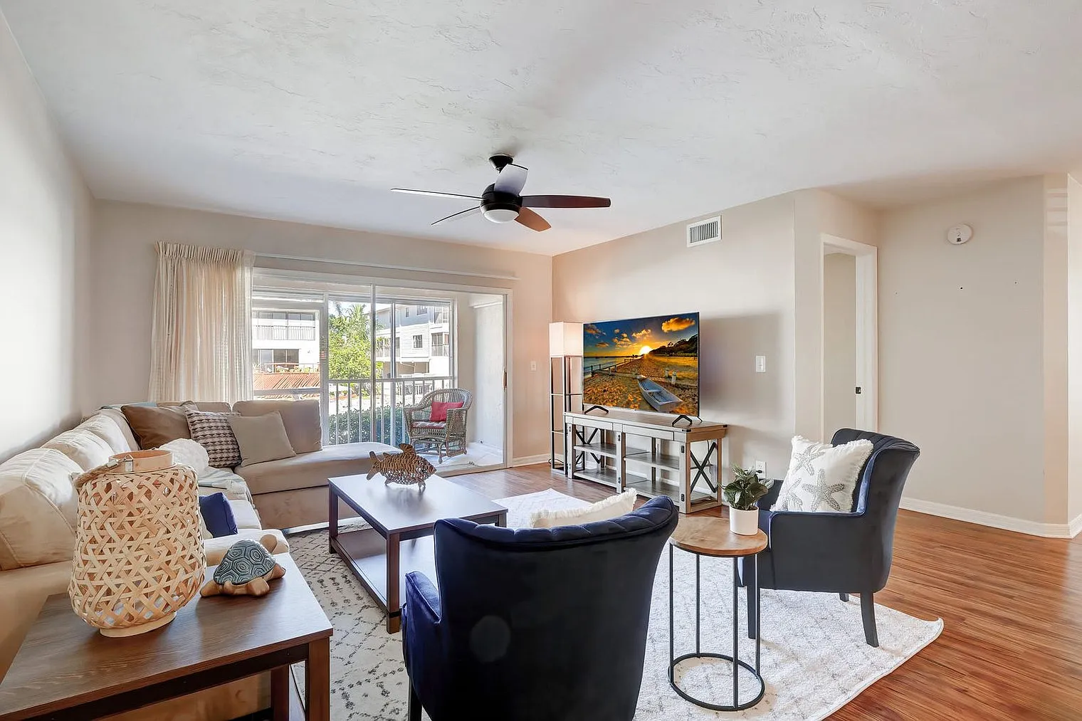 2 bed, 2.0 bath, 1377 sqft, $4,290 — Photo 3