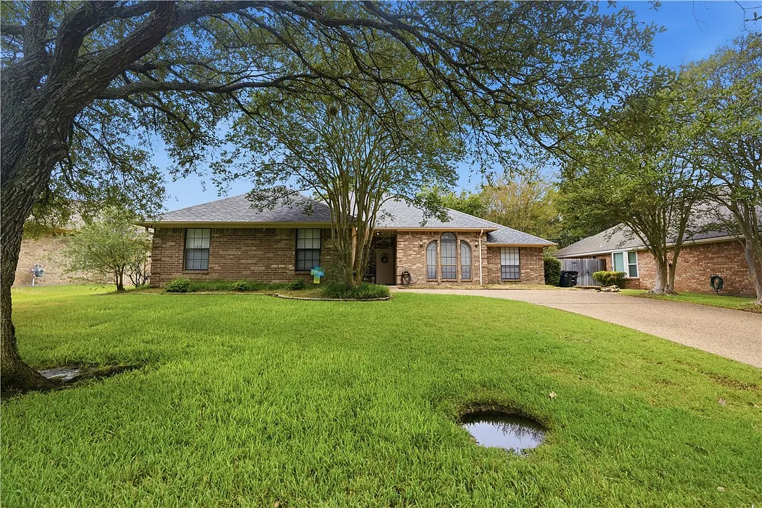 4 bed, 2.5 bath, 1988 sqft, $2,500 — Photo 1