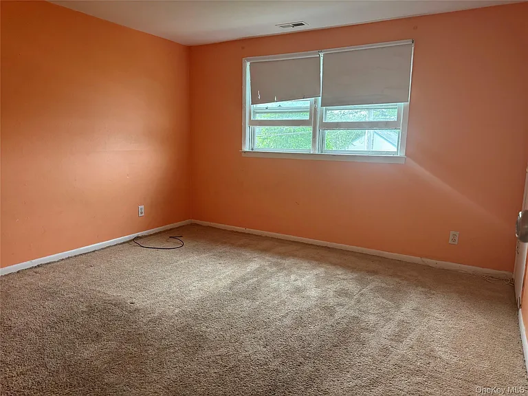 124 Parkdale Dr — Photo 3