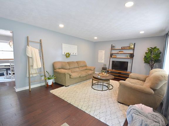2nd image of 1304 Castlehill Dr