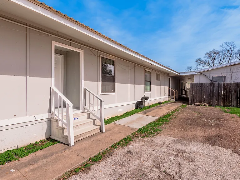 626 University Ave — Photo 21