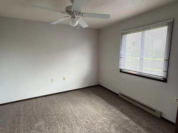 805 3rd Ave SW #5, State Center, IA 50247