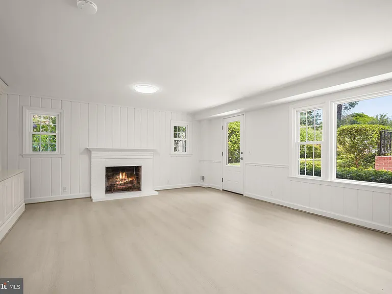 7109 Radnor Rd — Photo 17