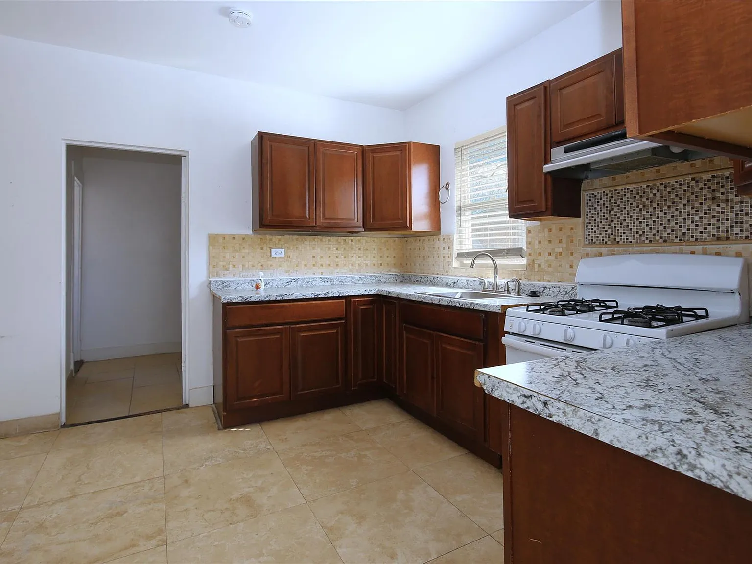 2 bed, 1.0 bath, 896 sqft, $1,595 — Photo 4