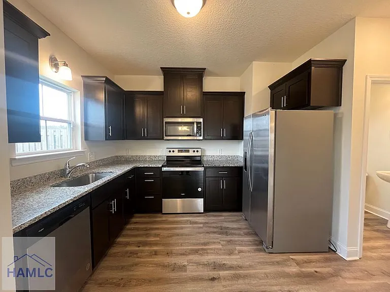 100 Centennial Ct — Photo 6
