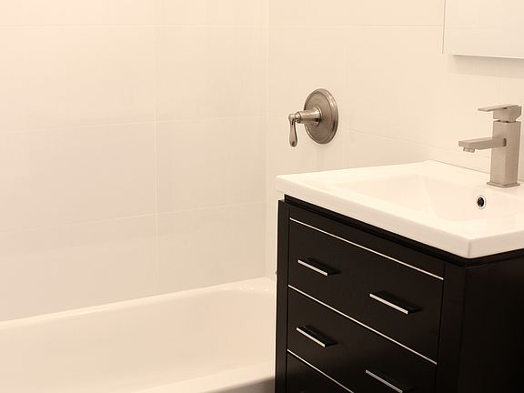 4th image of 235 E 57th St APT 9F