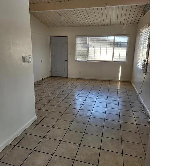 142 E Avenue Q7 — Photo 4