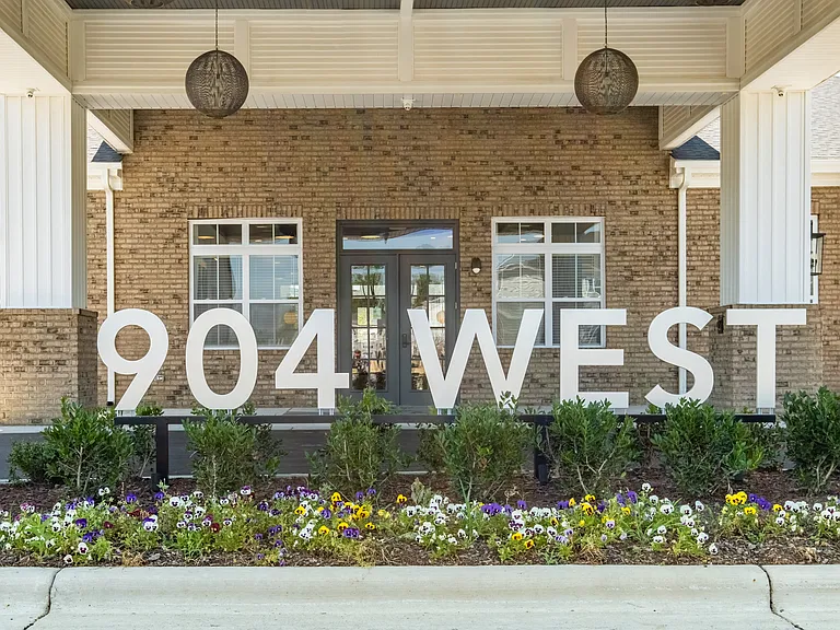 904 West — Photo 22
